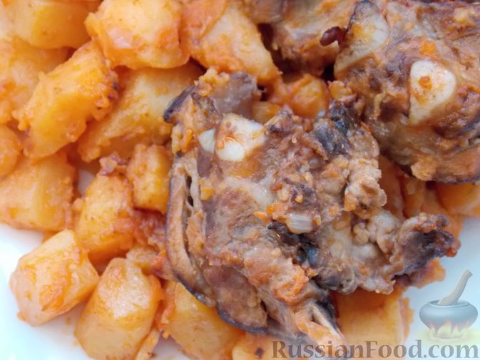 Фото приготовления рецепта: Картошка, тушенная с копчёными рёбрышками - шаг №14