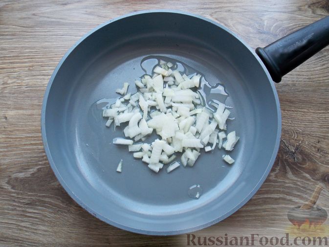 Фото приготовления рецепта: Картошка, тушенная с копчёными рёбрышками - шаг №2