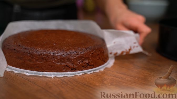 Фото приготовления рецепта: Шоколадный торт «Стаканчиковый» с творожно-сметанным кремом - шаг №6