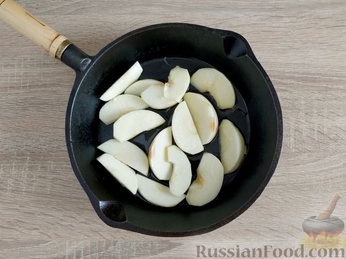 Фото приготовления рецепта: Ленивая гречка с творогом, яблоками и корицей - шаг №5