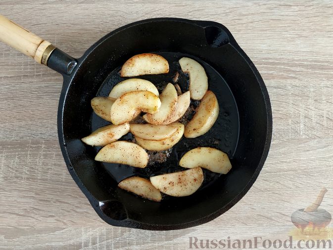 Фото приготовления рецепта: Ленивая гречка с творогом, яблоками и корицей - шаг №7