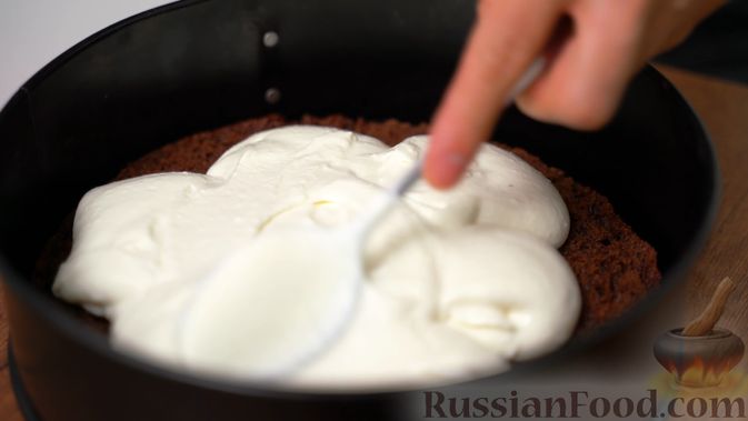 Фото приготовления рецепта: Шоколадный торт «Стаканчиковый» с творожно-сметанным кремом - шаг №11