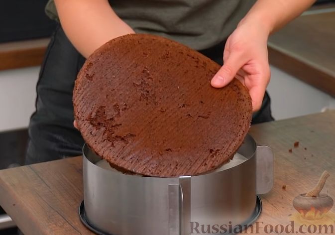 Фото приготовления рецепта: Шоколадный торт «Стаканчиковый» с творожно-сметанным кремом - шаг №12