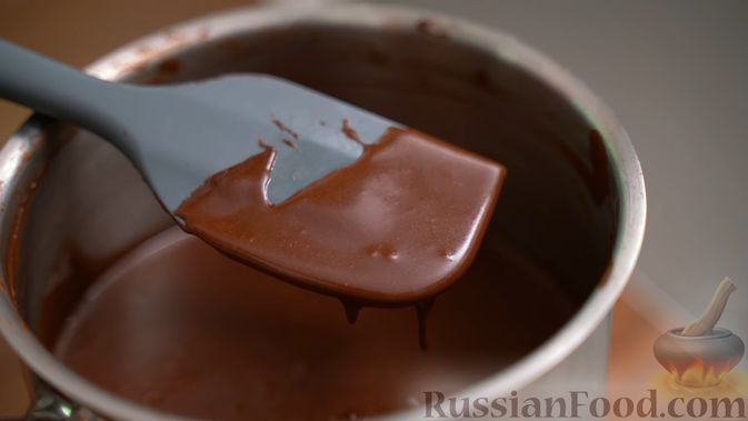 Фото приготовления рецепта: Шоколадный торт «Стаканчиковый» с творожно-сметанным кремом - шаг №16