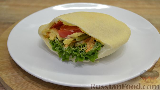 Фото приготовления рецепта: Пита с курицей, овощами и домашним майонезом - шаг №26