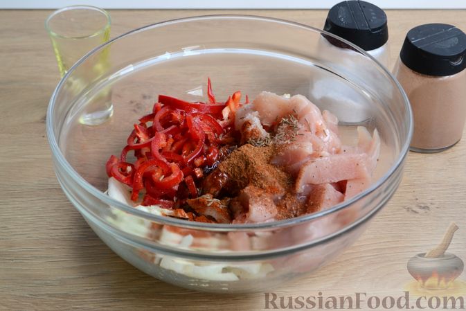 Фото приготовления рецепта: Куриная грудка, запечённая с рисом и сладким перцем - шаг №6