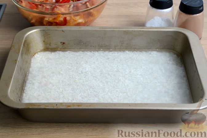 Фото приготовления рецепта: Куриная грудка, запечённая с рисом и сладким перцем - шаг №9