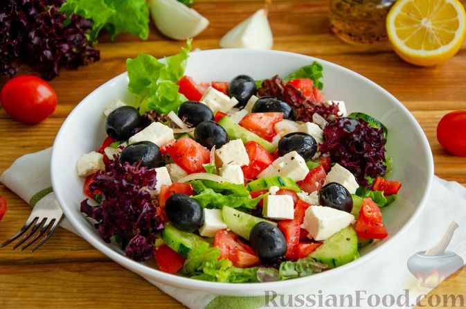 Фото к рецепту: Греческий салат с медовой заправкой
