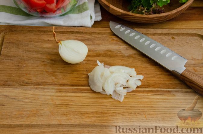 Фото приготовления рецепта: Греческий салат с медовой заправкой - шаг №6