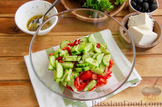 Фото приготовления рецепта: Греческий салат с медовой заправкой - шаг №7