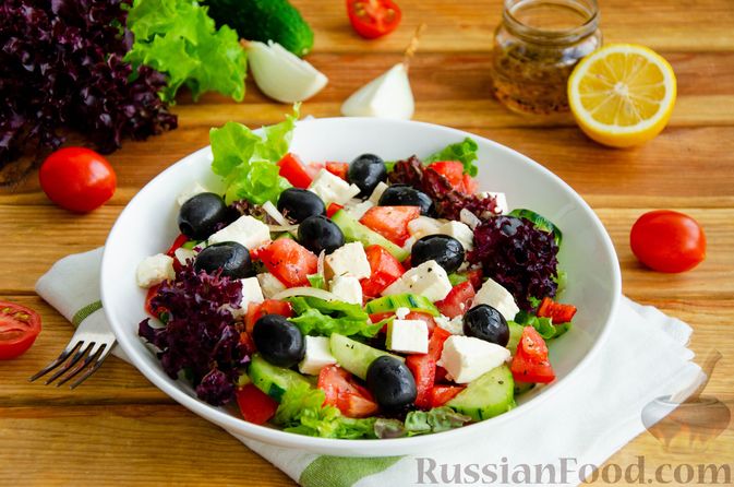 Фото приготовления рецепта: Греческий салат с медовой заправкой - шаг №11