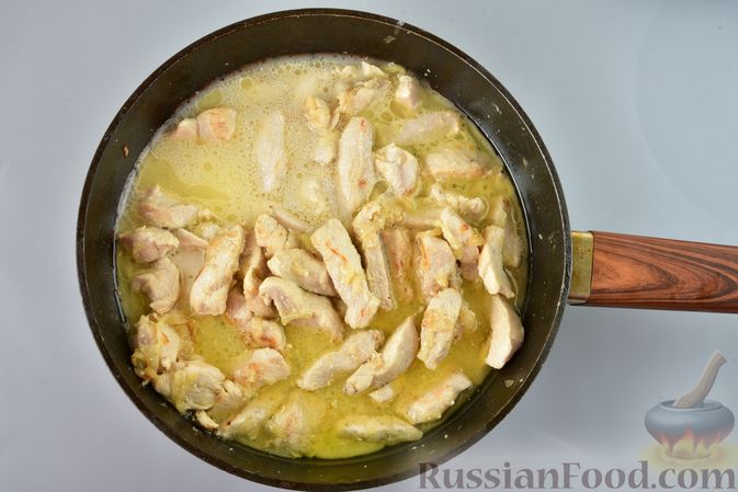 Фото приготовления рецепта: Бефстроганов из куриного филе - шаг №8