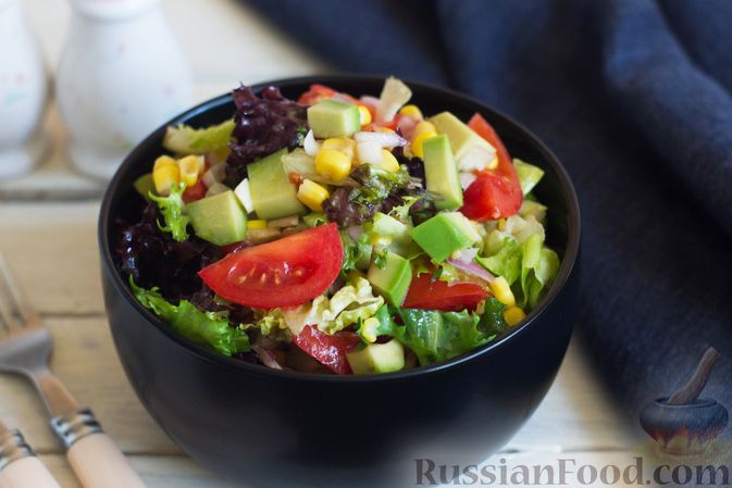 Фото к рецепту: Салат с авокадо, помидорами и кукурузой