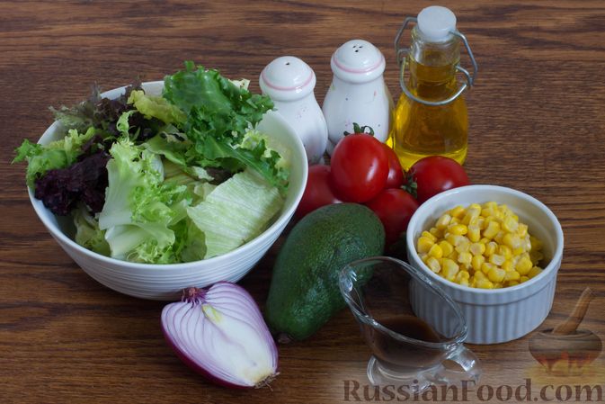 Фото приготовления рецепта: Салат с авокадо, помидорами и кукурузой - шаг №1