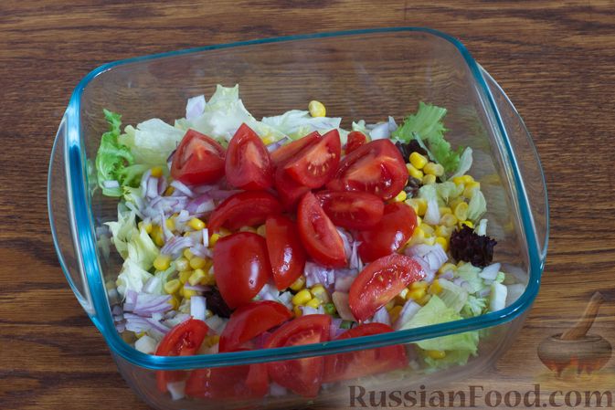 Фото приготовления рецепта: Салат с авокадо, помидорами и кукурузой - шаг №4