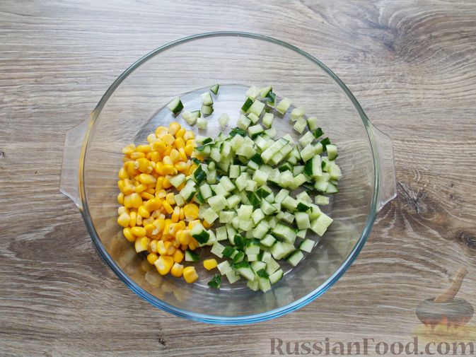 Фото приготовления рецепта: Салат с копчёной курицей, кукурузой, огурцами и сухариками - шаг №3