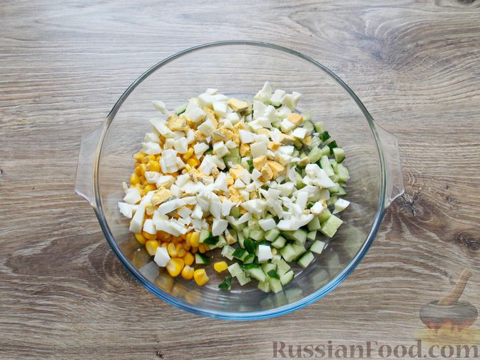 Фото приготовления рецепта: Салат с копчёной курицей, кукурузой, огурцами и сухариками - шаг №4