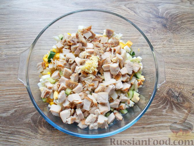 Фото приготовления рецепта: Салат с копчёной курицей, кукурузой, огурцами и сухариками - шаг №5