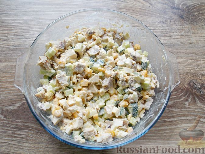Фото приготовления рецепта: Салат с копчёной курицей, кукурузой, огурцами и сухариками - шаг №7