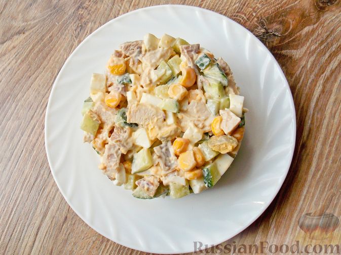 Фото приготовления рецепта: Салат с копчёной курицей, кукурузой, огурцами и сухариками - шаг №10