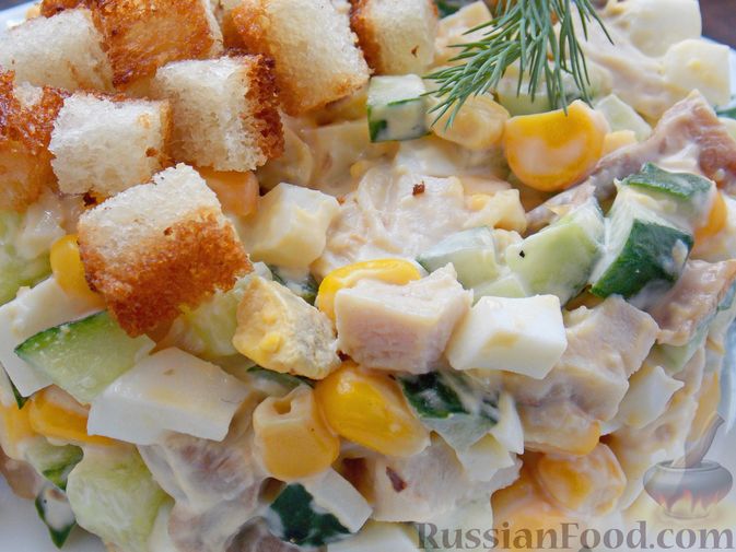 Фото приготовления рецепта: Салат с копчёной курицей, кукурузой, огурцами и сухариками - шаг №12