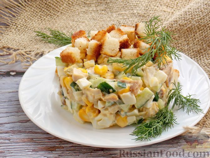 Фото приготовления рецепта: Салат с копчёной курицей, кукурузой, огурцами и сухариками - шаг №11