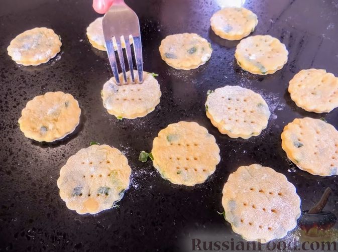 Фото приготовления рецепта: Жареные ленивые пирожки с зеленым луком - шаг №9