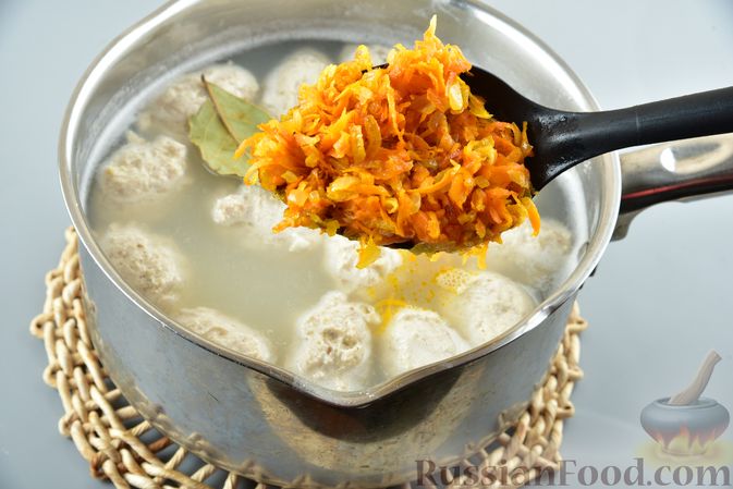 Фото приготовления рецепта: Сырный суп с рисом и куриными кнелями - шаг №15