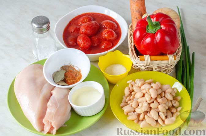 Фото приготовления рецепта: Томатный суп с курицей, фасолью и овощами - шаг №1