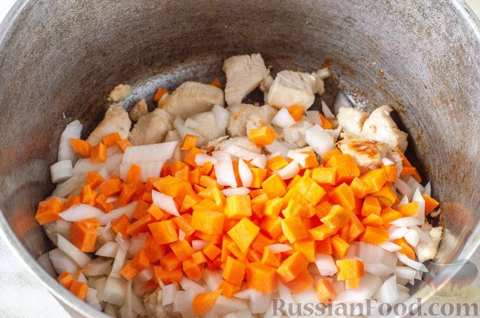 Фото приготовления рецепта: Томатный суп с курицей, фасолью и овощами - шаг №7