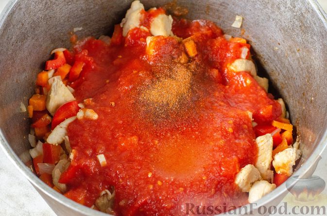 Фото приготовления рецепта: Томатный суп с курицей, фасолью и овощами - шаг №12