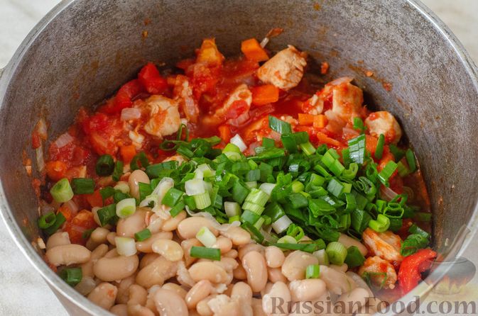 Фото приготовления рецепта: Томатный суп с курицей, фасолью и овощами - шаг №14