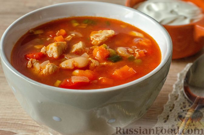 Фото приготовления рецепта: Томатный суп с курицей, фасолью и овощами - шаг №16