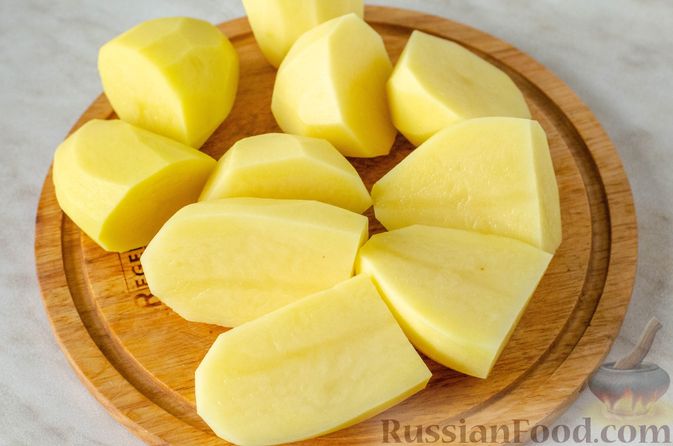Фото приготовления рецепта: Картофельные ватрушки с творожной начинкой - шаг №2