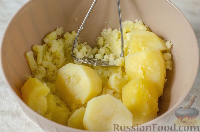 Фото приготовления рецепта: Картофельные ватрушки с творожной начинкой - шаг №4