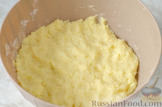 Фото приготовления рецепта: Картофельные ватрушки с творожной начинкой - шаг №7