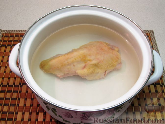 Фото приготовления рецепта: Суп с курицей, лапшой, пшеном и беконом - шаг №2