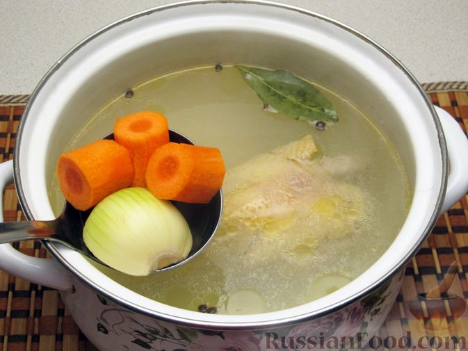 Фото приготовления рецепта: Суп с курицей, лапшой, пшеном и беконом - шаг №3