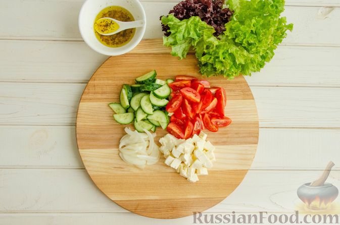 Фото приготовления рецепта: Греческий салат с тунцом - шаг №3