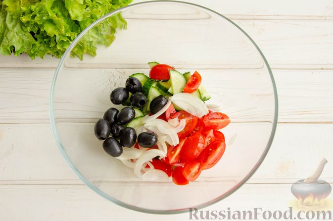Фото приготовления рецепта: Греческий салат с тунцом - шаг №4