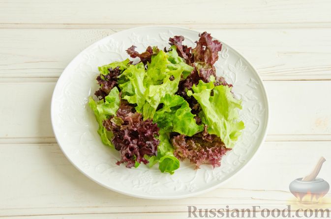 Фото приготовления рецепта: Греческий салат с тунцом - шаг №7