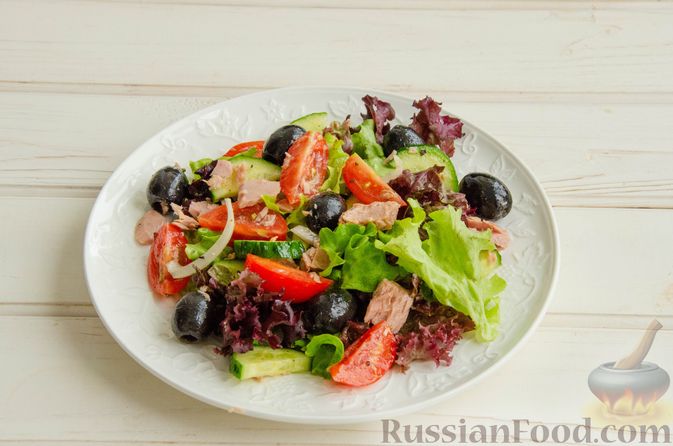 Фото приготовления рецепта: Греческий салат с тунцом - шаг №8