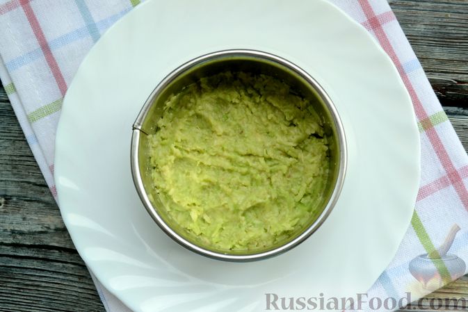 Фото приготовления рецепта: Слоёный салат с тунцом, помидорами и авокадо - шаг №7