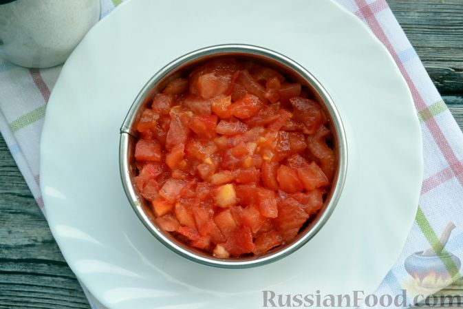 Фото приготовления рецепта: Слоёный салат с тунцом, помидорами и авокадо - шаг №8