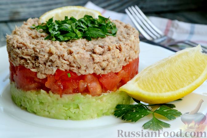 Фото приготовления рецепта: Слоёный салат с тунцом, помидорами и авокадо - шаг №13