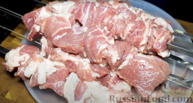 Фото приготовления рецепта: Шашлык из свинины в луковом маринаде - шаг №7