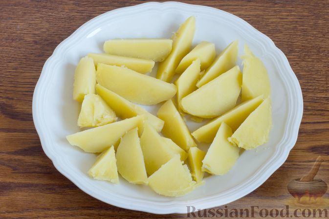 Фото приготовления рецепта: Картофельный салат с огурцами, редиской, щавелем и сухариками - шаг №8