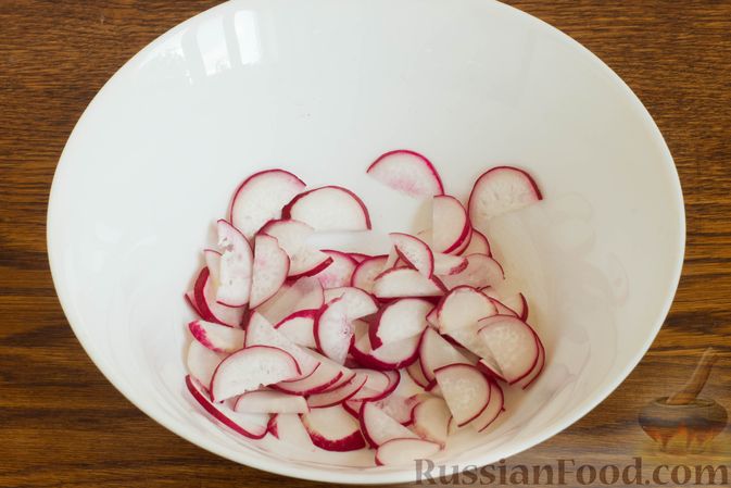 Фото приготовления рецепта: Картофельный салат с огурцами, редиской, щавелем и сухариками - шаг №9
