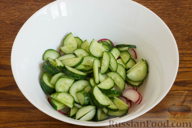 Фото приготовления рецепта: Картофельный салат с огурцами, редиской, щавелем и сухариками - шаг №10