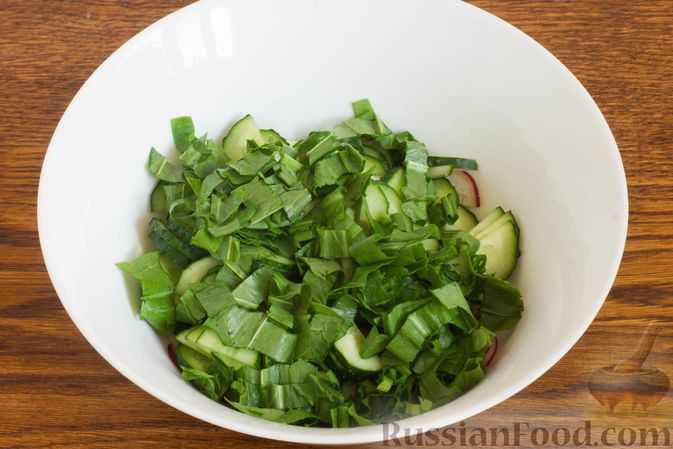 Фото приготовления рецепта: Картофельный салат с огурцами, редиской, щавелем и сухариками - шаг №11